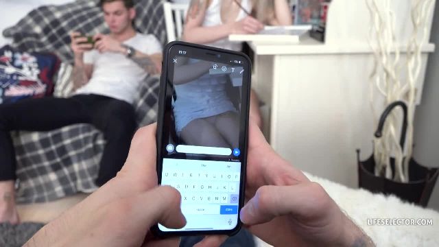 Хитрые друзья добились своего и развели подругу на трах - 1