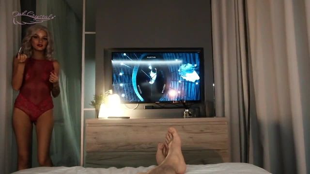 Сексуальная блондинка в красном отсосала всё до последней капли - 1