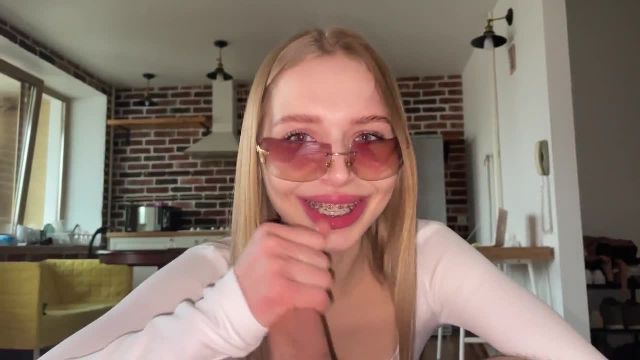 Грязный отсос от красивой шлюхи в очках - 3