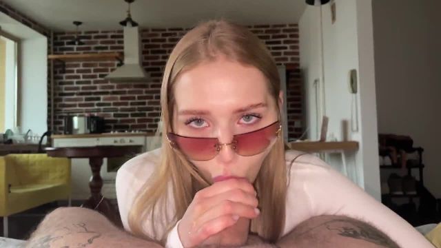 Грязный отсос от красивой шлюхи в очках - 6