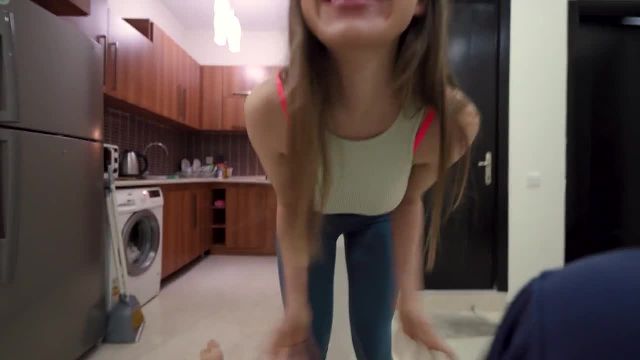 Она не хотела готовить и я трахнул ее на кухне и кончил ей на киску-Dickforlily - 1