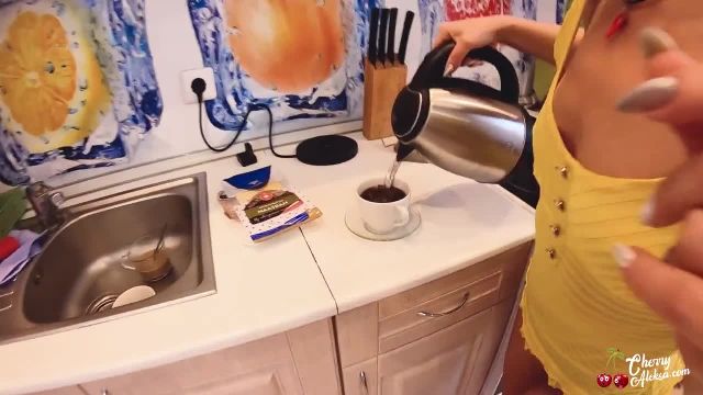 Горячая Домохозяйка Сосет, Трахается в Жопу и Глотает Сперму с Кофе Вместо Сливок на Кухне - 2
