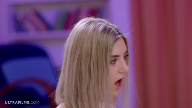 ULTRAFILMS Горячую блондинку Еву Элфи трахает её спокойный парень